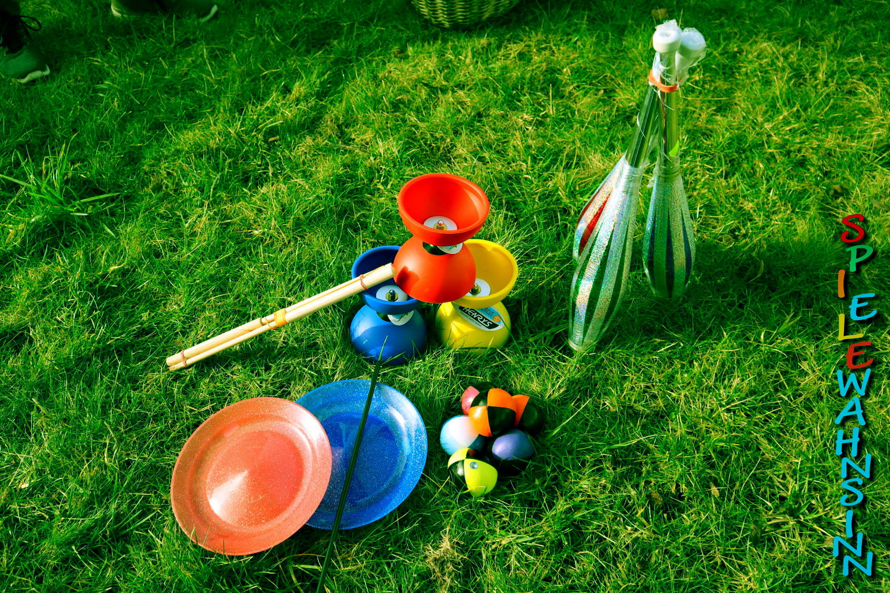 outdoor_jonglieren_keulen_baelle_teller.jpg